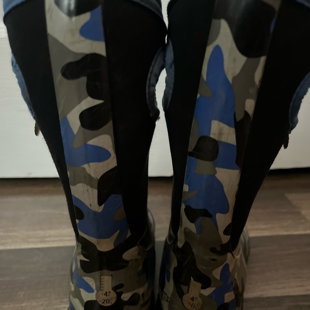 Bogs Boys size 11 blue camo